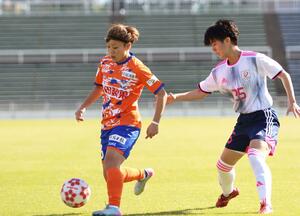 新潟L-新潟医福大 前半、攻め上がるMF杉田亜未=テクノポート福井スタジアム(新潟L提供)