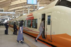 新潟駅から2週間ぶりに出発した特急いなほ=10月6日、新潟市中央区