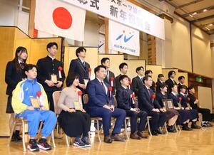 市スポーツ協会による優秀選手らの表彰式＝新潟市中央区川端町６