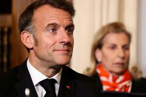 　ギリシャのタスラス大統領との会談に臨むフランスのマクロン大統領＝２４日、アテネ（ロイター＝共同）