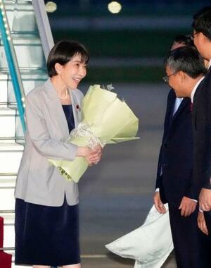 ベトナム・ハノイのノイバイ国際空港に到着した高市首相(左)=1日(共同)