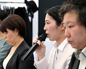 記者会見する福間香奈女流六冠=10日午前、大阪市北区