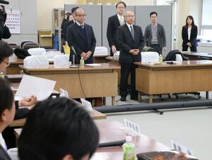 自民党県議団への説明に臨む原子力規制庁の担当者=2月6日、県議会