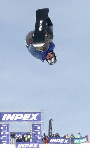 スノーボードの全日本選手権ハーフパイプで予選2組を1位通過した本成寺中の村上広乃輔(オールアルビレックス)=1日