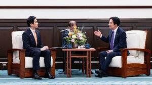 25日、台北で会談する台湾の頼清徳総統(右)と小林鷹之元経済安保相(総統府提供・共同)