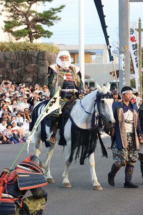 白頭巾姿の松平健さんが上杉謙信役を務めた謙信公祭の出陣行列＝２３日、上越市