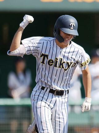 開志学園－帝京長岡　１回帝京長岡２死一、三塁、松本覇が適時打を放ち１－０。ガッツポーズをつくり一塁へ向かう＝三条パール