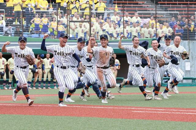 帝京長岡－星稜　星稜を２－１で破り、元気いっぱいに校歌を歌う帝京長岡の選手たち＝富山市民球場