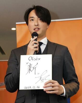 色紙を手に意気込みを語る前日本ハムの石川直也投手＝１６日、新潟市中央区のエコスタ