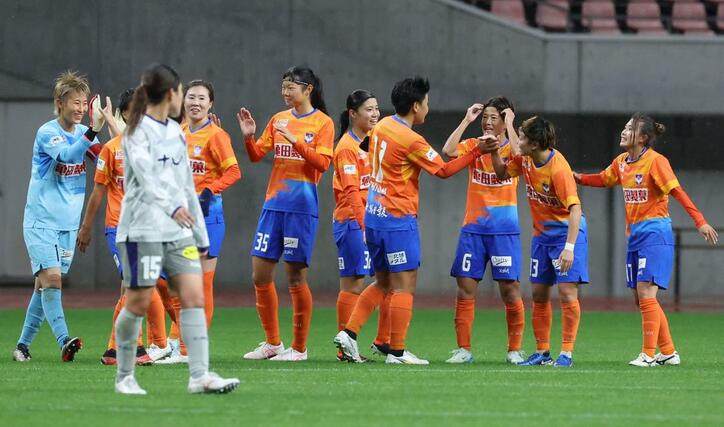 新潟Ｌーノジマ相模原　試合終了後、サポーターと勝利を喜び合う新潟のメンバー＝ビッグスワン