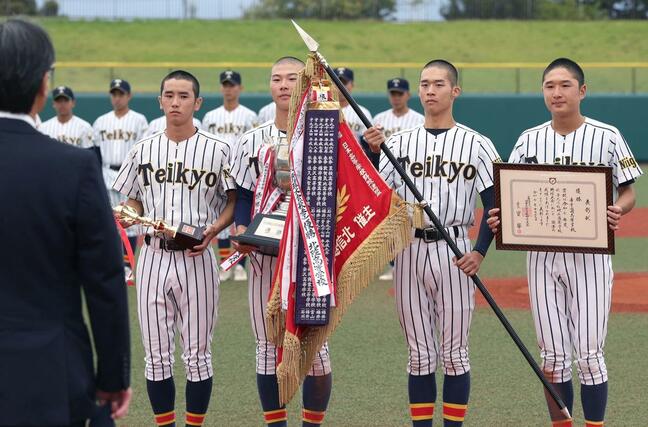 表彰式で賞状や優勝旗を受け取った帝京長岡の主将鈴木祥大ら＝富山市民球場