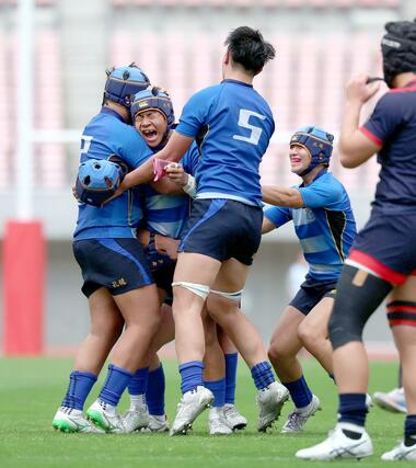 開志国際－北越　ＰＧを決めて逆転し、仲間と抱き合う北越のＳＯ新井匠朗（左から２人目）＝ビッグスワン（写真映像部・新井田悠）