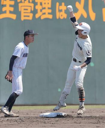 新潟産大付－開志学園　３回裏開志学園２死一、二塁　武藤楓芽が適時三塁打を放ち２－１と逆転。塁上でガッツポーズを見せる＝三条市パール金属スタジアム
