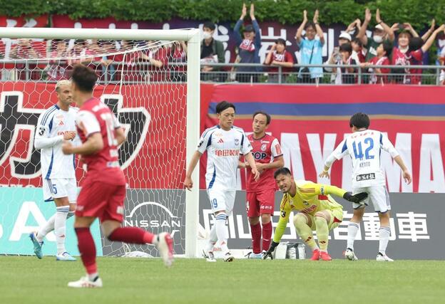 岡山―新潟　後半１３分、ＰＫで２失点目を許して肩を落とす新潟の選手たち＝ＪＦＥ晴れの国スタジアム