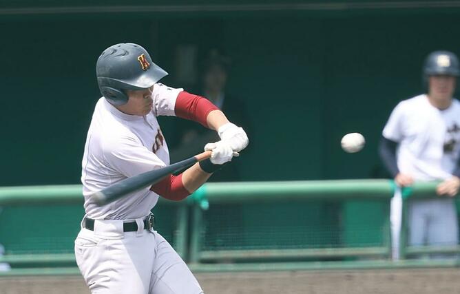 柏崎工－小出　１回柏崎工　２死三塁　佐々木大哉が適時二塁打を放ち先制。１－０＝２８日、長岡市悠久山球場