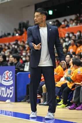 鵜澤潤ヘッドコーチに代わり急きょチームを指揮した佐藤優樹アシスタントコーチ＝アオーレ長岡
