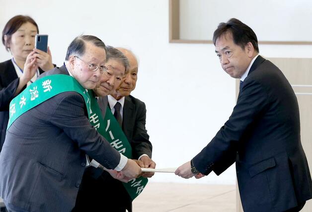 懇談会冒頭で新潟水俣病の患者団体から要望書を手渡される浅尾慶一郎環境大臣＝３１日、新潟市中央区