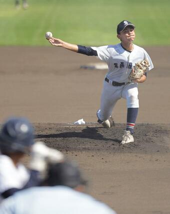 見附－三条　一回裏、投球する三条の先発星野＝９月１１日、長岡市の悠久山球場