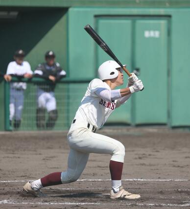 新潟商－新発田　３回２死３塁、新潟商の吉田陽が適時打を放ち、６－２とリードを広げる＝２日、新発田市五十公野公園野球場