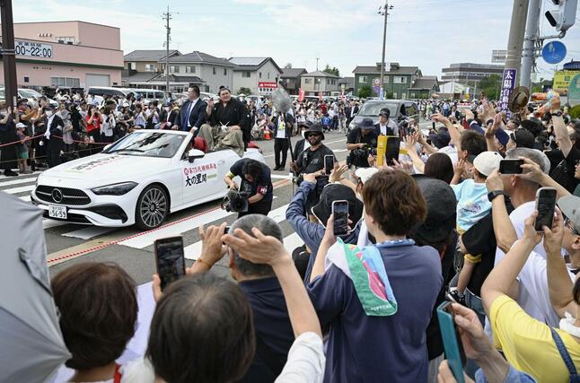 石川県津幡町で行われた、大相撲・大の里関の横綱昇進を祝うパレード＝２９日午後
