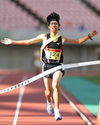 県中学駅伝男子決勝 2位入賞した栖吉 ゴールテープを切るアンカーの鈴木遥飛=11月8日、デンカビッグスワン