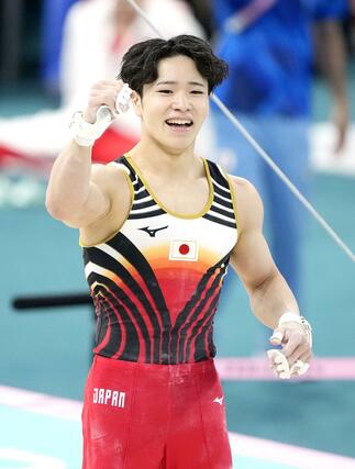 男子種目別鉄棒決勝　演技を終え笑顔の岡慎之助＝パリ（共同）