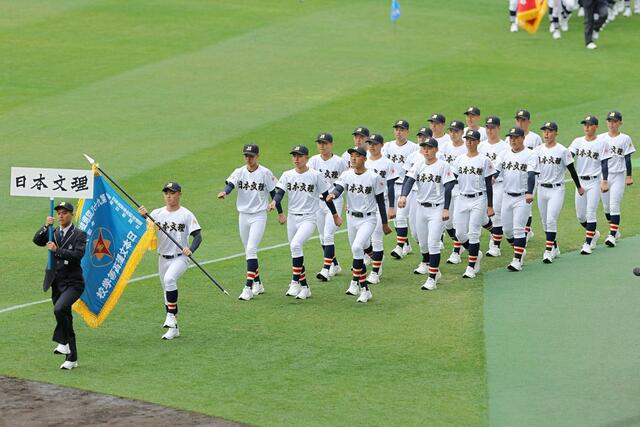 開会式で行進する日本文理の選手ら＝１９日、阪神甲子園球場