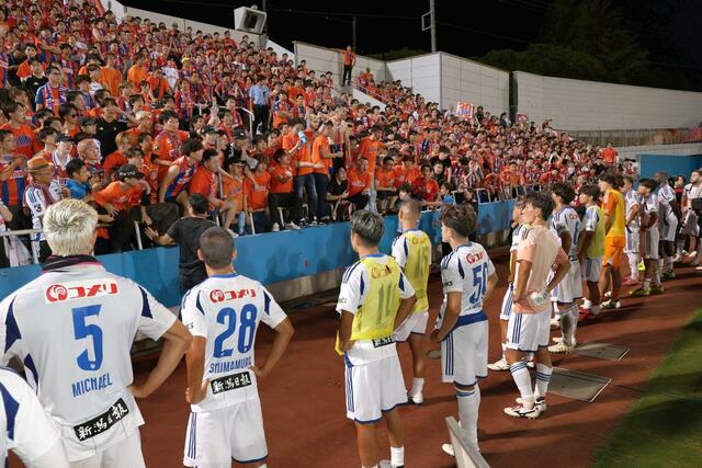 試合終了後、悔しそうな表情を浮かべながらサポーターに挨拶をする新潟の選手＝９月２０日　横浜市のニッパツ三ツ沢球技場