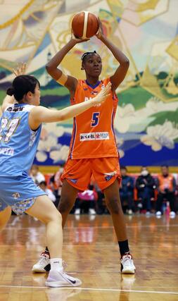 ボールを持つＣデンベル・サナタ＝７日、新潟市南区