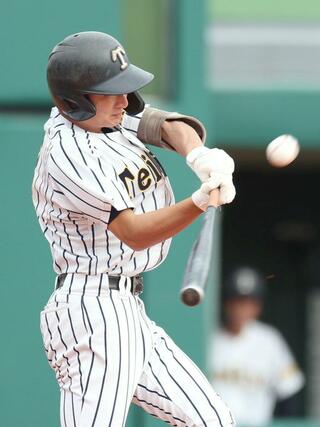 ２回帝京長岡２死、鈴木祥大が三塁打を放つ＝富山市民球場