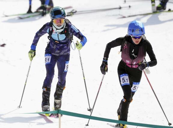 混合リレーで斜面を登る田中友理恵（左）＝ヤブリ（共同）