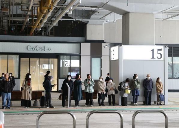 JR新潟駅直下の乗り場でバスを待つ乗客=3月31日、新潟市中央区