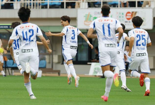 サッカーＪ１　福岡－新潟　前半、先制ゴールを決め喜ぶＤＦ稲村（３）＝６月２１日、福岡市のベスト電器スタジアム