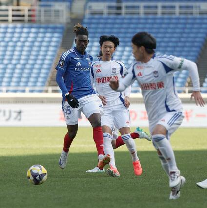 前半、パスを出すDF稲村隼翔=日産ス