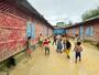 ロヒンギャ難民キャンプの学習センターの敷地で遊ぶ子どもたち=1日、バングラデシュ・コックスバザール(共同)