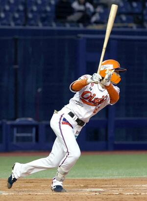 7回2死満塁、3点適時二塁打を放つオイシックスの岸川和広=エコスタ(写真映像部・鷲頭泰子)