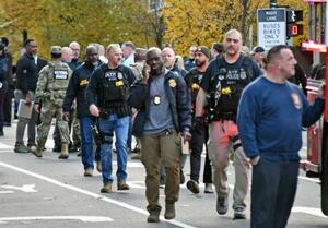 米ワシントンの銃撃事件現場付近で対応に当たる捜査関係者ら=11月26日(共同)