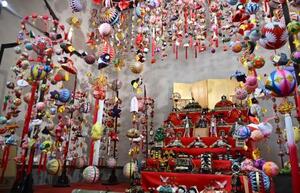 福岡県柳川市の土産店「柳川よかもん館」に展示された巨大さげもん=17日