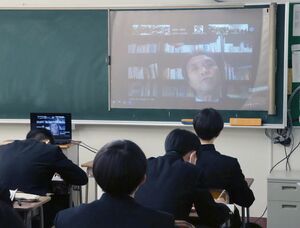 佐渡高で行われた蓮池薫さんのオンライン講演会=11月15日、佐渡市