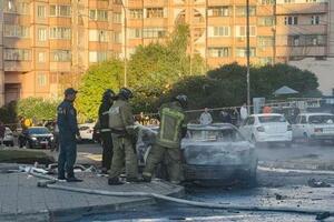 昨年9月、ロシア西部ベルゴロド州で、ウクライナ軍の攻撃後に車両の鎮火に当たる当局者ら(タス=共同)