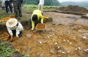 広島県廿日市市の冠遺跡で行われた発掘調査=9月
