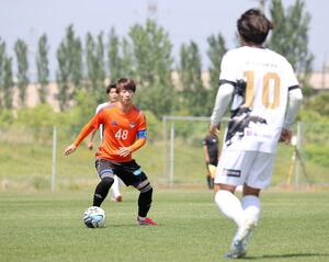 Ｊ２新潟　ゲーム主将として仙台大との練習試合でプレーするＭＦ大竹優心＝１７日、聖籠町の専用練習場
