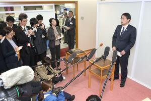 記者に囲まれて取材に応じる中原八一新潟市長=12月3日、新潟市役所