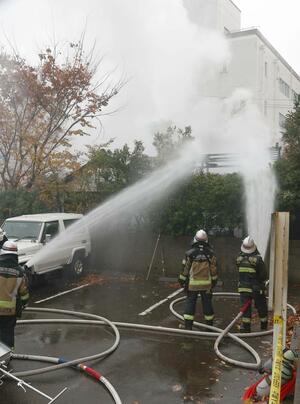 消防隊員らが消火活動に追われた火災現場＝１２月１日、新潟市中央区天神２
