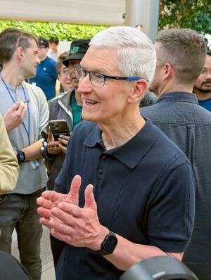 　記者らの質問に答えるアップルのティム・クックＣＥＯ＝２０２４年９月、ニューヨーク（共同）