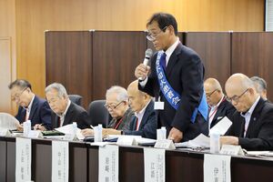 浅尾慶一郎環境相と面会し、要望を伝える水俣病被害者団体などのメンバー=6月4日、環境省