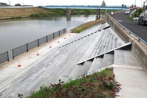 中ノ口川右岸に新設された親水護岸階段=新潟市南区白根