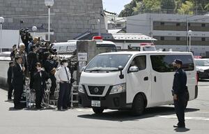 送検のため京都府警南丹署を出る安達優季容疑者を乗せた車両＝１６日午後０時３３分