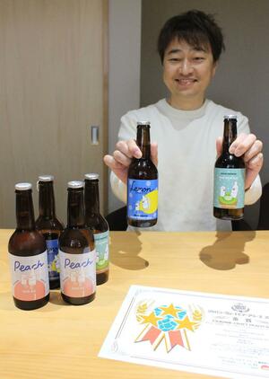 フルーツを使った商品を紹介する、ツバメビール醸造所の前部屋公彦さん=燕市粟生津