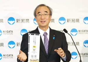 定例記者会見で記者の質問に答える花角英世知事=7月17日、県庁